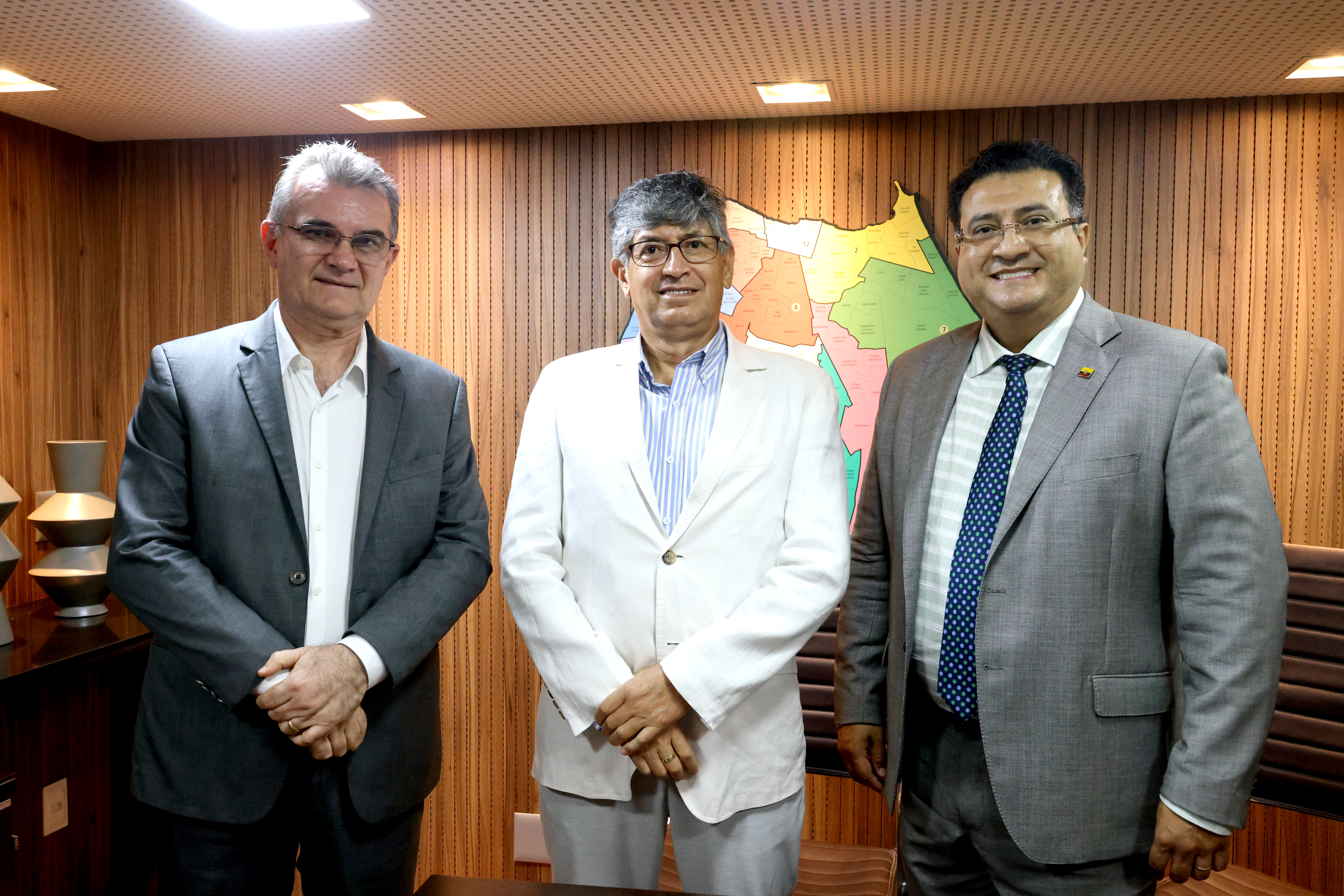 grupo de pessoas posa para a foto